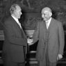 Il cancelliere tedesco Konrad Adenauer e il ministro degli Esteri francese Robert Schuman in un incontro a Parigi 