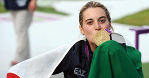 Nella foto l'atleta azzurra Jessica ROssi bacia la medaglia d'oro conquistata nel tiro a volo 