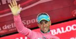 Nella foto Vincenzo Nibali sul podio della tappa da Mori a Polsa (LaPresse) 