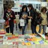 Libri, mercato in crescita esplodono le librerie online. Nella foto la preparazione di uno stand del Salone del Libro (Ansa) 