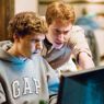 Giovani e intraprendenti. Jesse Eisenberg e Joseph Mazzello nei panni di Mark Zuckerberg e Dustin Moskovitz, in una scena del film «The Social Network» di David Fincher 
