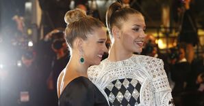 Nella foto le attrici Lea Seydoux (a sinistra) e Adele Exarchopoulos protagoniste del film di Abdellatif Kechich, "La Vie d'Adele" sul reda carpet di Cannes (AFP Photo) 