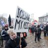 Le proteste degli islandesi nel marzo del 2010 prima del referendum che ha detto no al ripagamento dei debiti (Afp) 