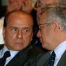 Il presidente del Consiglio Silvio Berlusconi, con il ministro dell'Economia, Giulio Tremonti (LaPresse) 