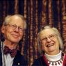 Scommettiamo sull'economista più bravo del mondo? Nella foto i premi Nobel per l'economia 2009 Elinor Ostrom e Oliver Williamson (Afp)  
