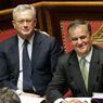 I ministri Tremonti e Calderoli al Senato (Ansa) 