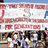 Uno striscione di protesta alla manifestazione del 29 maggio contro la legge anti-immigrati dell'Arizona 