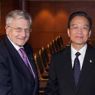 Trichet loda Pechino per l'acquisto di bond greci ma chiede un maggiore sforzo sullo yuan. Nella foto Jean-Claude Trichet con il premier cinese Wen Jiabao (Reuters) 