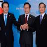 Pechino prepara un'ulteriore stretta monetaria. Dossier yuan al Summit del Sud est asiatico. Nella foto il Presidente sudcoreano Lee Myung-Bak (al centro) stringe le mani al Primo Ministro cinese Wen Jiabao (a destra) e al Primo Ministro giapponese Naoto Kan (a sinistra) (Afp)  
