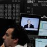Un trader della borsa di Francoforte. Sul video sullo sfondo il presidente della BCE Jean-Claude Trichet. Apr 7, 2011 (REUTERS/Alex Domanski) 