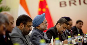 Non pi�  "emergenti", ma "mercati della crescita". I Brics celebrano il loro terzo summit annuale. Nella foto al centro il primo Ministro indiano, Manmohan Singh, durante l'incontro bilaterale con il presidente cinese Hu Jintao in occasione del summit dei Paesi Brics (AP Photo) 