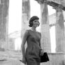 Jacqueline Kennedy davanti al Partenone. Giugno 1961 (AP) 