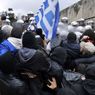 Un momento degli scontri di marted 7 febbraio nella capitale ellenica (Afp) 