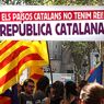 Nella foto la gente sventolan bandiere a strisce rosse e gialle catalane per la Giornata Nazionale Catalana lo scorso 11 settembre 2012 (AFP Photo) 