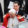 Nella foto il maggiordomo del Papa, Paolo Gabriele, con Benedetto XVI (Ansa) 