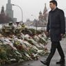 Il presidente del Consiglio Matteo Renzi ha deposto un mazzo di sei garofani rosa nel luogo dell'omicidio dell'oppositore russo Boris Nemtsov sul ponte Bolshoi Moskvorecki a Mosca. (Ap) (AP)