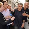 Jose Mourinho si divincola tra la folla di curiosi e giornalisti nel centro di Milano (Ansa) 