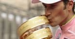 Basso vince il Giro d'Italia. Sul podio anche Nibali (Reuters) 