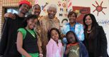 Zenani Mandela (prima a sinistra), la bisnipote di Nelson Mandela deceduta in un incidente d'auto, in una foto di repertorio con la sua famiglia (Foto AP) 