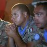 La nazionale pareggia a Cape Town ma perde in casa. Nella foto militari italiani in Libano seguono la partita in tv (Afp) 