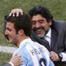Diego Maradona si congratula con Gonzalo Higuain autore di 3 gol nella partita contro la Corea del Sud (REUTERS/David Gray) 