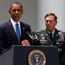 Obama rimuove il generale McChrystal, Petraeus al suo posto. Nella foto il presidente Usa, Barack Obama con il generale David H. Petraeus (Reuters) 