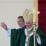 Nella foto, Papa Benedetto XVI celebra la Santa Messa in piazza Garibaldi a Sulmona (Afp Photo / Alberto Pizzoli) 