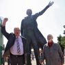 Il politico Georges Freche e lo scultore Francois Cacheux di fronte alla statua di Lenin inaugurata a Montpellier (Reuters) 