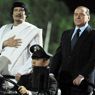 Show equestre a Tor di Quinto. Muammar Gheddafi con Silvio Berlusconi (Ansa) 