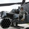 L'America di Obama vende armamenti all'Arabia Saudita per 60 miliardi $. Nella foto un soldato Usa seduto su un elicottero Apache AH-64D (AP Photo) 