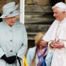 La regina Elisabetta accoglie il papa in Gran Bretagna (Epa) 