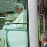 Sei persone arrestate in Gran Bretagna. Per Scotland Yard preparavano un attentato al Papa. Nella foto Benedetto XVI nella papamobile protetto a vista da agenti, presso il St. Mary's University College di Twickenham, vicino a Londra (Afp) 