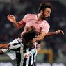 Il Palermo affossa una Juve senza identit. Nella foto il palermitano Mattia Cassani  vince un contrasto aereo su Amauri (Reuters) 