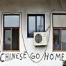 Wen Jiabao arriva in Europa, ma va prima in grecia a fare shopping. Nella foto una scritta sul muro di un edificio situato nei pressi del Porto del Pireo ad Atene contro gli investimenti da parte dei cinsi (AFP Photo) 