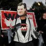 Nella foto un manifestante con una maschera raffigurante il volto del cancelliere George Osborne durante le proteste a Londra contro i tagli alla spesa pubblica (AFP Photo) 
