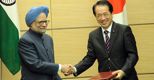 Manmohan Singh (s), primo pinistro dell'India stringe la mano al primo ministro giapponese Naoto Kan (Epa) 