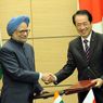 Manmohan Singh (s), primo pinistro dell'India stringe la mano al primo ministro giapponese Naoto Kan (Epa) 