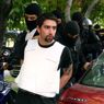 Uno dei presunti terroristi autori dei pacchi bomba arrestato in Grecia (Epa) 