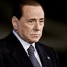 La mossa di Berlusconi: il Pdl presenta una mozione di fiducia al Senato. Alla Camera replicano Pd e Idv 