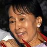 Aung San Su Kyi viene festeggiata dopo la sua liberazinoe(Afp) 