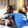Martin Castrogiovanni e Deacon Manu del Fiji durante il loro test match internazionale di rugby allo stadio di Bragaglia di Modena. (Reuters / Alessandro Garofalo) 