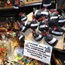 Per liberare Napoli dai rifiuti di Natale in campo l'esercito, "monnezza" nel presepe (Ansa) 