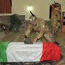 Rientra a Ciampino la salma del militare ucciso da un cecchino in Afghanistan. Il dolore e la rabbia del padre (Foto LaPresse) 