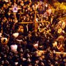 Il Vaticano all'imam di Al Azhar: nessuna ingerenza da Benedetto XVI. In Egitto monta la collera dei copti. Nella foto le proteste dei cristiani copti al Cairo (Afp) 
