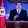Sassi (e internet) contro i blindati in Tunisia. Il presidente Ben Ali nella conferenza stampa alla televisione di ieri (Afp) 