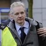 WikiLeaks oggi pubblica la lista di 2mila clienti di banche svizzere (tra cui 40 politici) potenziali evasori. Nella foto il fondatore di WikiLeaks, Julian Assange, mentre lascia l'Alta corte di Londra (Epa) 
