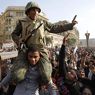 L'esercito egiziano rassicura il popolo: «Rispetteremo tutti i trattati» (Reuters) 