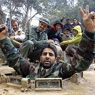 Gheddafi parla in tv: ribelli manipolati da Bin Laden. Manifestanti feriti uccisi negli ospedali (Reuters) (ANSA)