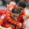 UniCredit salva i conti della Roma. Nella foto Francesco Totti festeggiato dai compagni dopo la rete realizzata contro il Parma domenica scorsa allo stadio Olimpico (AP Photo) 