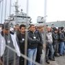 A Lampedusa ieri sono sbarcate oltre 1600 persone. E si prevede un'altra giornata intensa (Ansa F.Lannino) 